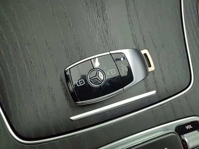 Mercedes-Benz E-Class — Фото автомобиля 8