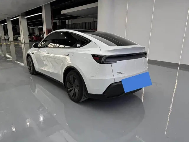 Tesla Model Y — Фото автомобиля 15