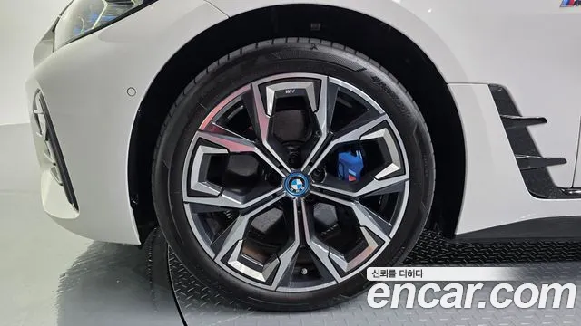 BMW i4 — Фото автомобиля 5