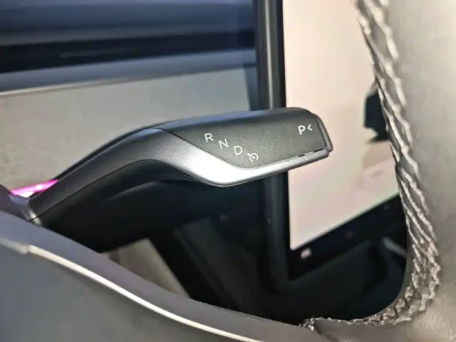 Tesla Model Y — Фото автомобиля 13