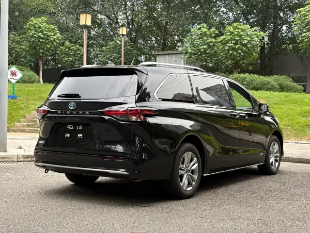 Toyota Sienna — Фото автомобиля 14