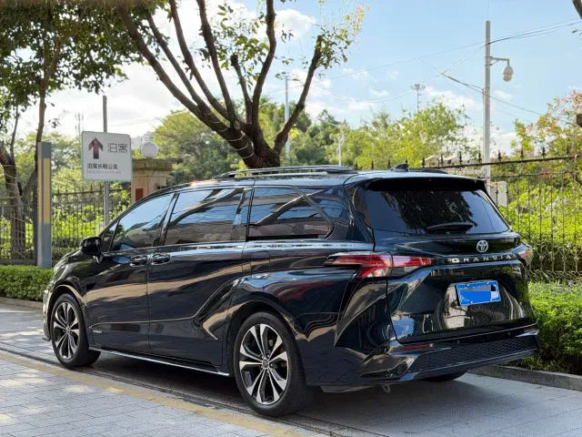 Toyota Granvia — Фото автомобиля 3