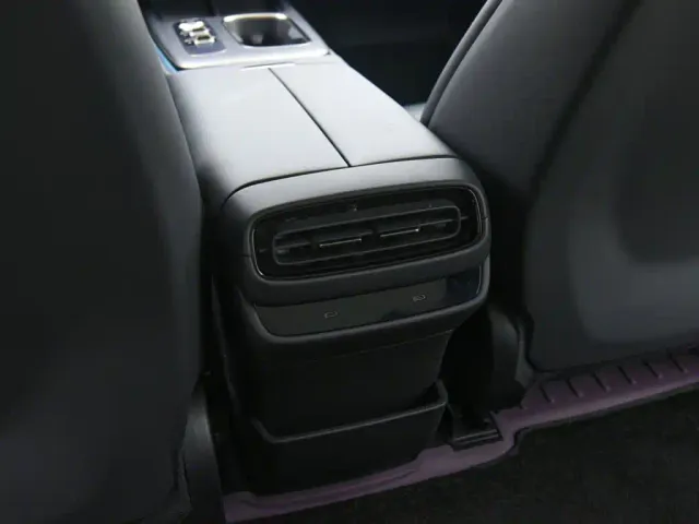 Xiaomi SU7 — Фото автомобиля 16