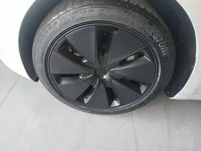 Tesla Model 3 — Фото автомобиля 22