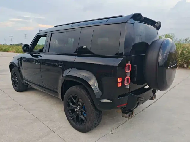 Land Rover Defender — Фото автомобиля 22
