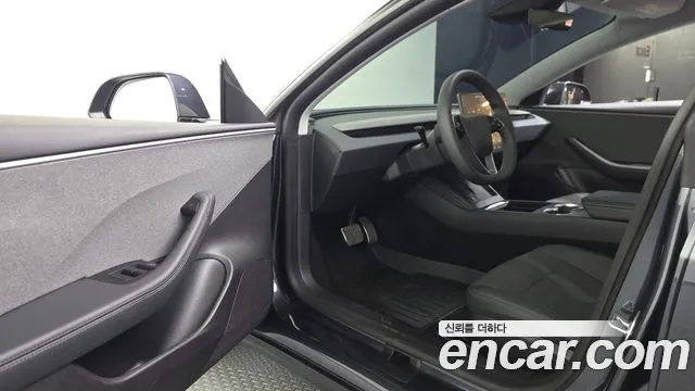 Tesla Model 3 — Фото автомобиля 10
