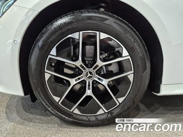 Mercedes-Benz E-Class — Фото автомобиля 5