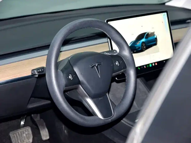 Tesla Model 3 — Фото автомобиля 6