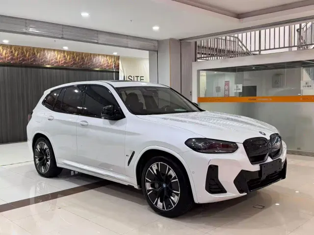 BMW iX3 — Фото автомобиля 3