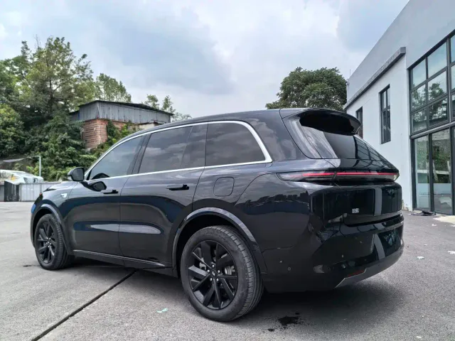 Li Auto L8 — Фото автомобиля 11