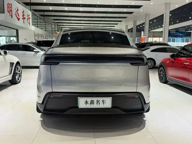 Tesla Model Y L — Фото автомобиля 8