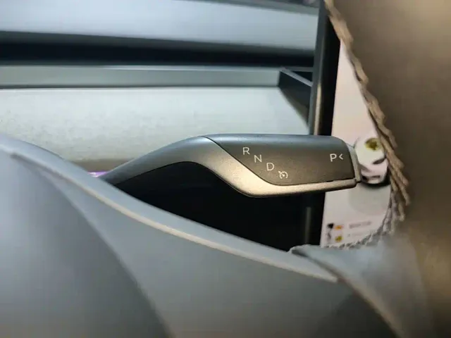 Tesla Model Y — Фото автомобиля 13