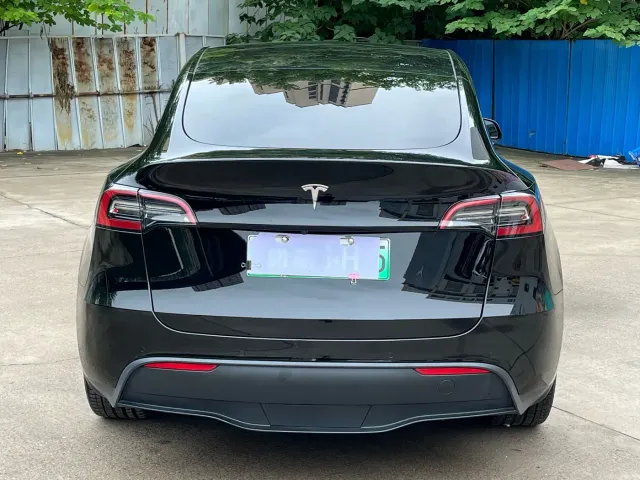 Tesla Model Y — Фото автомобиля 5