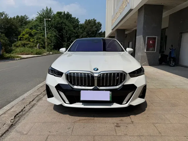 BMW i5 — Фото автомобиля 2