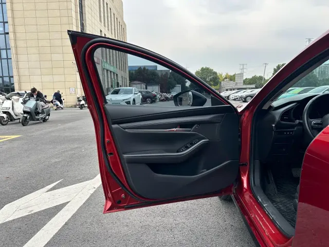 Mazda Axela — Фото автомобиля 11