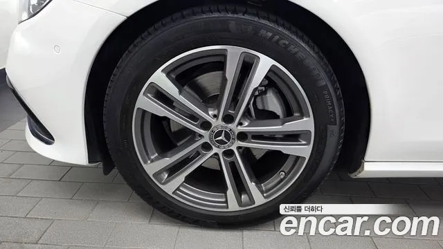 Mercedes-Benz E-Class — Фото автомобиля 3