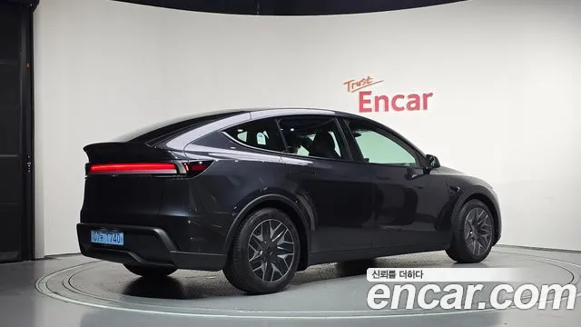 Tesla Model Y — Фото автомобиля 2