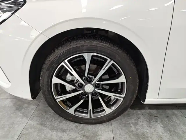 Geely Emgrand — Фото автомобиля 22