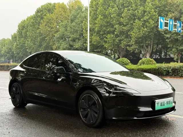 Tesla Model 3 — Фото автомобиля 7