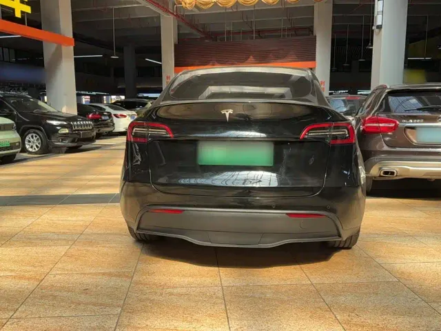 Tesla Model Y — Фото автомобиля 5