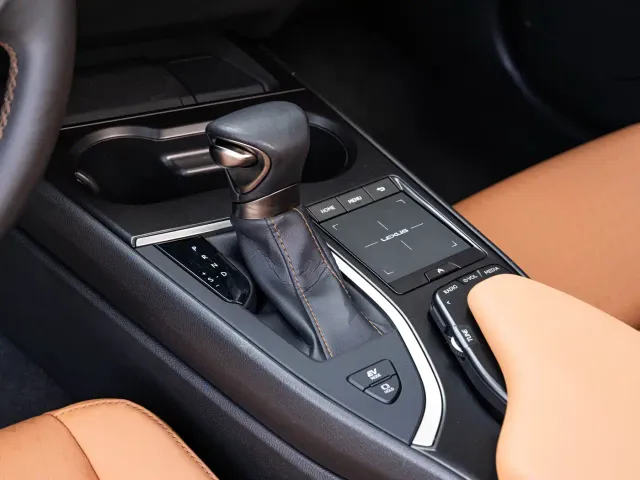 Lexus UX — Фото автомобиля 15
