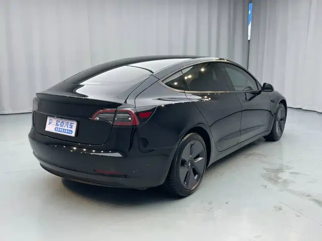 Tesla Model 3 — Фото автомобиля 4