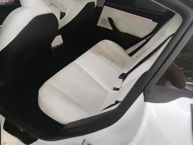 Tesla Model 3 — Фото автомобиля 16