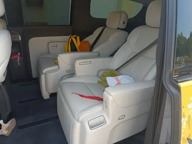 Li Auto MEGA — Фото автомобиля 16