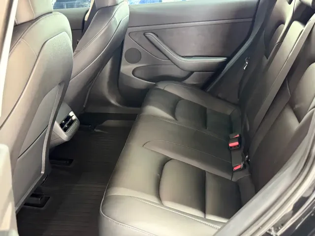 Tesla Model 3 — Фото автомобиля 8