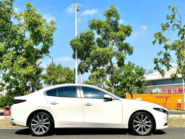 Mazda Axela — Фото автомобиля 7