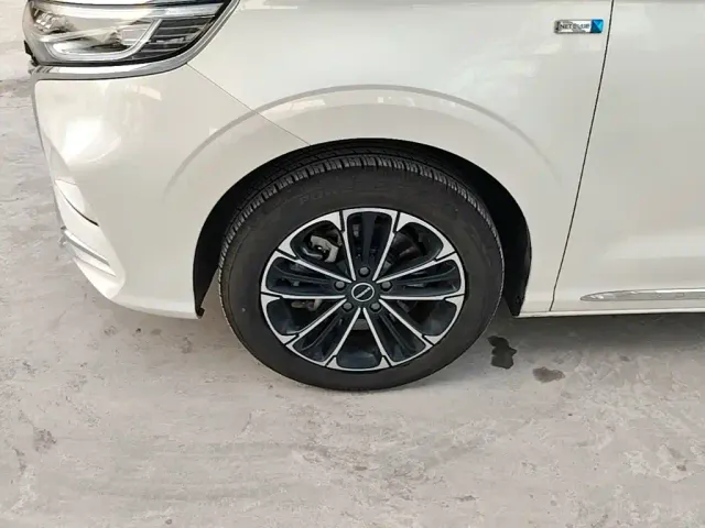 Roewe iMAX8 — Фото автомобиля 22
