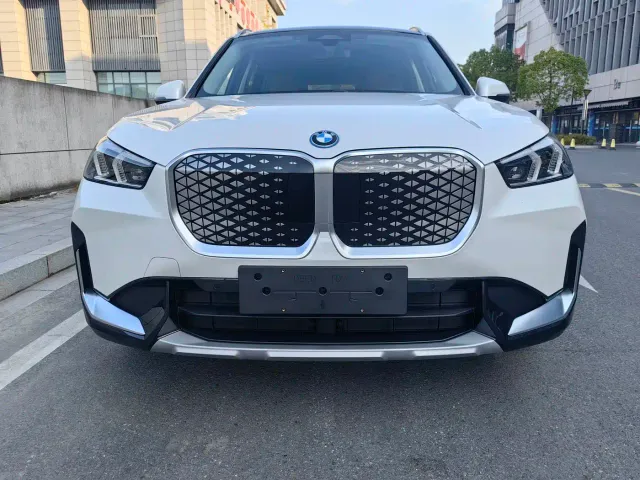 BMW iX1 — Фото автомобиля 3