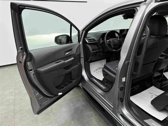 Toyota Sienna — Фото автомобиля 5