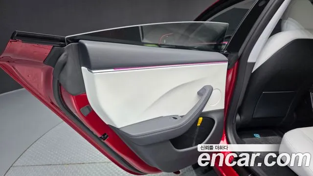 Tesla Model 3 — Фото автомобиля 25