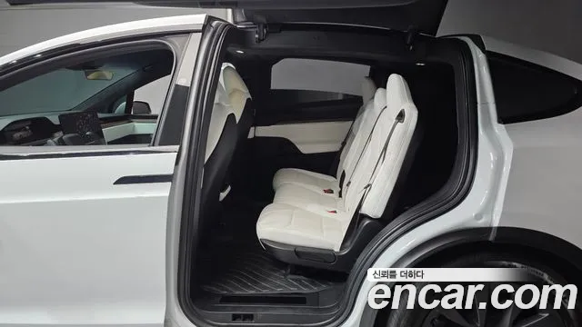 Tesla Model X — Фото автомобиля 12