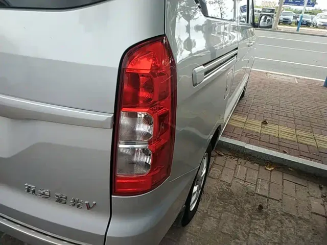 Wuling Hongguang V — Фото автомобиля 23