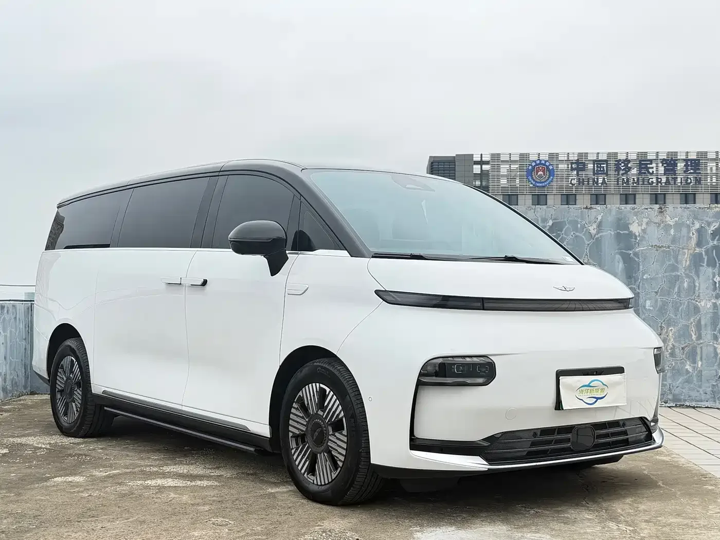 Geely Galaxy Yizhen L380 2024 140kWh 6-Seater AWD Ultra — Фото автомобиля 3