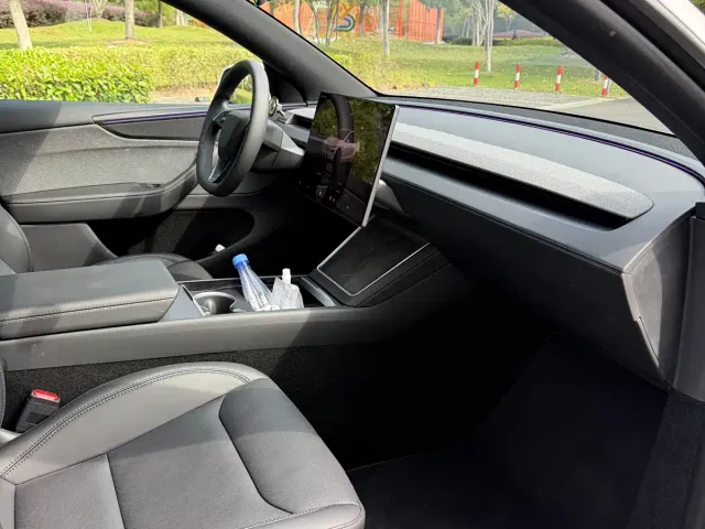 Tesla Model Y — Фото автомобиля 7