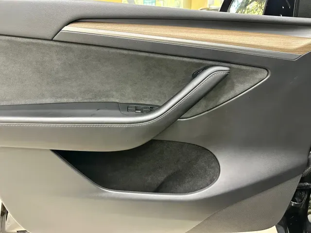 Tesla Model Y — Фото автомобиля 17