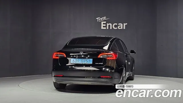 Tesla Model 3 — Фото автомобиля 4