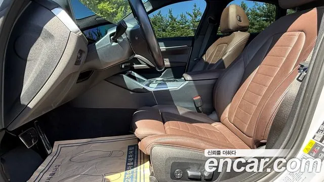 BMW i4 — Фото автомобиля 10