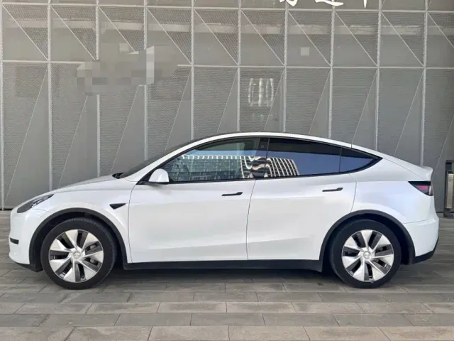 Tesla Model Y — Фото автомобиля 22