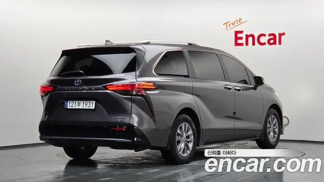 Toyota Sienna — Фото автомобиля 2