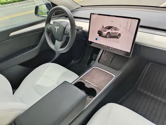 Tesla Model Y — Фото автомобиля 27