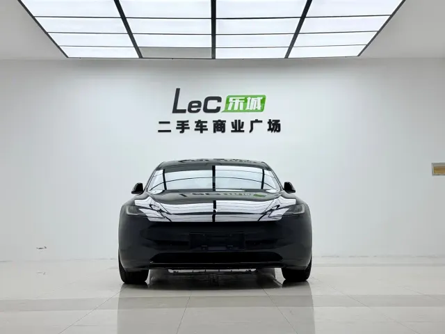 Tesla Model 3 — Фото автомобиля 2