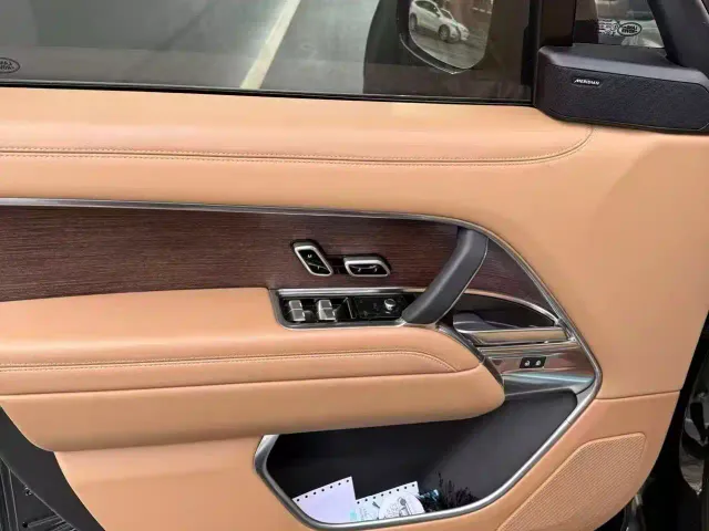 Land Rover Range Rover 2023 3.0 L6 360PS Golden Age Edition — Фото автомобиля 12