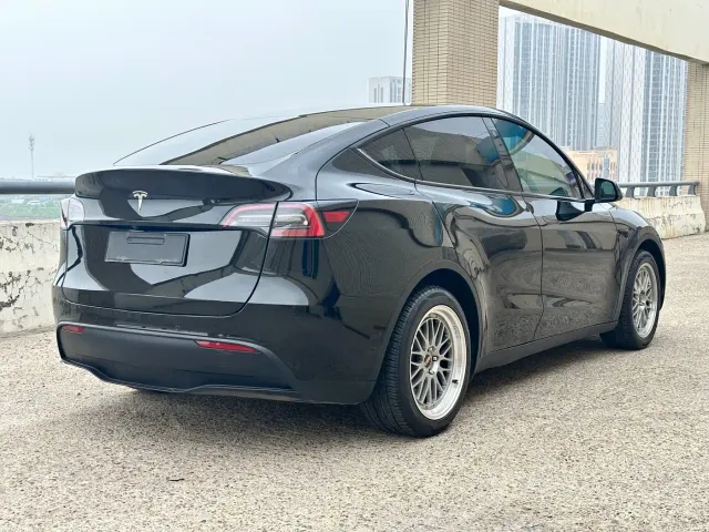 Tesla Model Y — Фото автомобиля 5