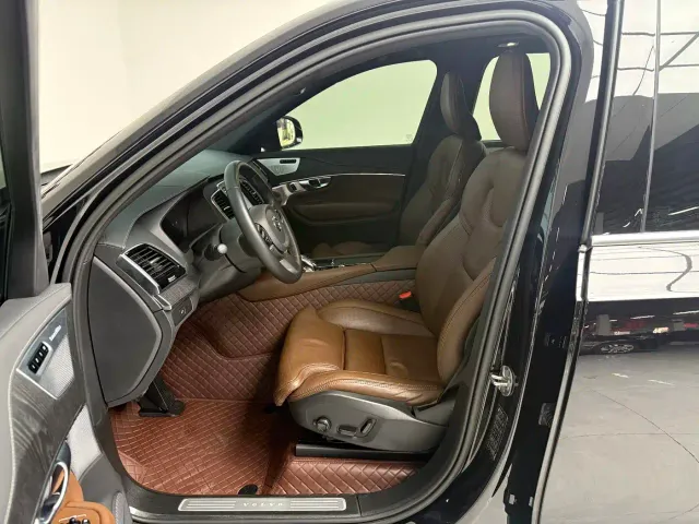 Volvo XC90 — Фото автомобиля 6