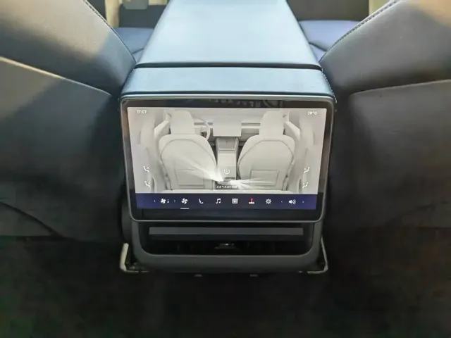 Tesla Model 3 — Фото автомобиля 29