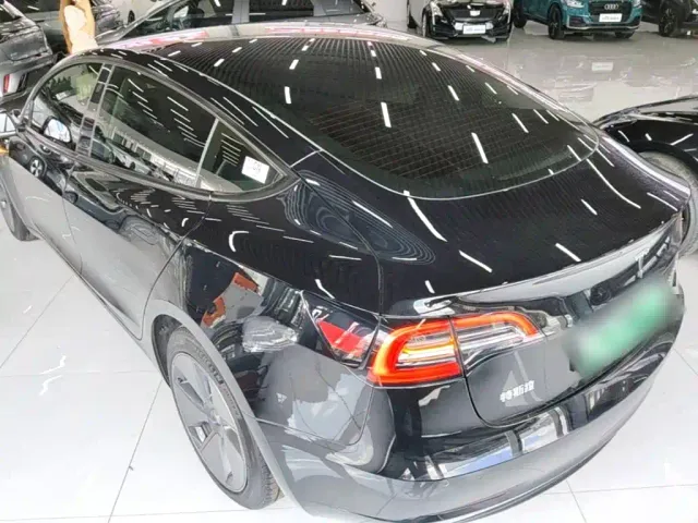 Tesla Model 3 — Фото автомобиля 4
